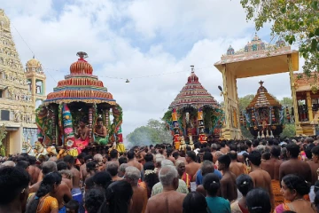 பக்தர்கள் புடைசூழ இடம்பெற்ற வல்லிபுர ஆழ்வார் ஆலய இரதோற்சவம்(காணொளி)