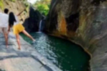 முகம் சுழிக்க வைக்கும் சர்ச்சைக்குரிய  காணொளி; சிக்கிய காதல் ஜோடிகள்!