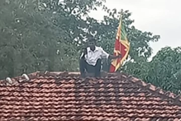 அலுவலக கூரை மீது ஏறி போராட்டத்தில் ஈடுபட்ட முன்னாள் பிரதேச சபை உறுப்பினர்!