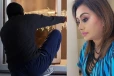 பிரபல இலங்கை பாடகி வீட்டிற்குள் நுழைந்த மர்ம நபர்!