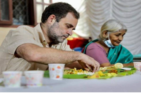 முதியோர் இல்லத்தில் முதியோர்களுடன் அமர்ந்து மதிய உணவருந்திய ராகுல் காந்தி | Rahul Gandhi Kerala Indian National Congress