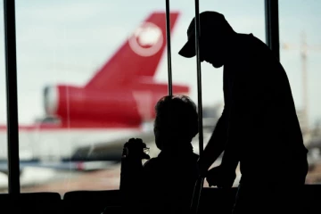 வீல் சேர் வழங்க தாமதம் - விமான நிலையத்திலேயே சுண்டு விழுந்து உயிரைவிட்ட பயணி!