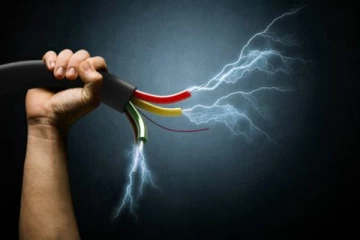 மின்சாரம் தாக்கி இளைஞர் ஒருவர் பரிதாபமாக பலி