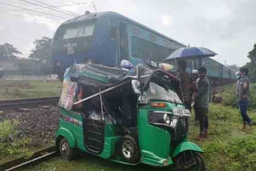 முச்சக்கரவண்டியை பந்தாடிய யாழ்தேவி!