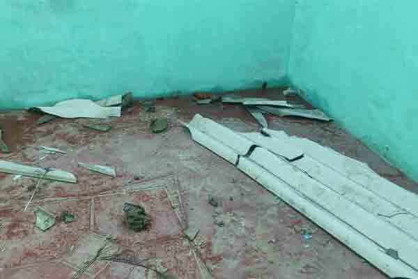 கடும் காற்றினால் வீடுகள் தூக்கி வீசப்பட்ட வீடுகள்! | Houses Blown Away By Strong Winds Mullaithivu