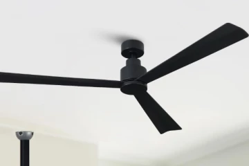 மின் விசிறி உடைந்து விழுந்து பிரதேச சபை உறுப்பினர் காயம்