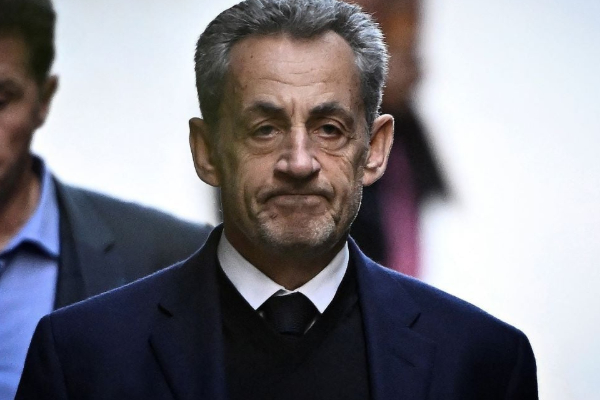 ஏழை முட்டாளே, தொலைந்து போ; முன்னாள் ஜனாதிபதிக்கு திருப்பிக்கொடுத்த பெண்கள் | Woman Arrested Disturbance Over Sarkozy Book Event ஏழை முட்டாளே, தொலைந்து போ; முன்னாள் ஜனாதிபதிக்கு திருப்பிக்கொடுத்த பெண்கள் | Woman Arrested Disturbance Over Sarkozy Book Event