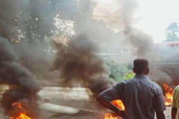 ප්‍රාදේශීය සභාපතිවරයෙකු  විරෝධතාකරුවන් හා ගැටුමක..!