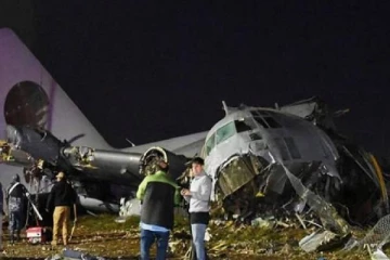 ஓடுபாதையில் இருந்து விலகி விபத்துக்குள்ளான விமானம் ; பரிதாபமாக உயிரிழந்த 20 பேர்