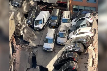 அமெரிக்காவில் திடீரென இடிந்து விழுந்த பார்க்கிங் லாட்: இணையத்தில் பரவும் வீடியோ காட்சிகள்