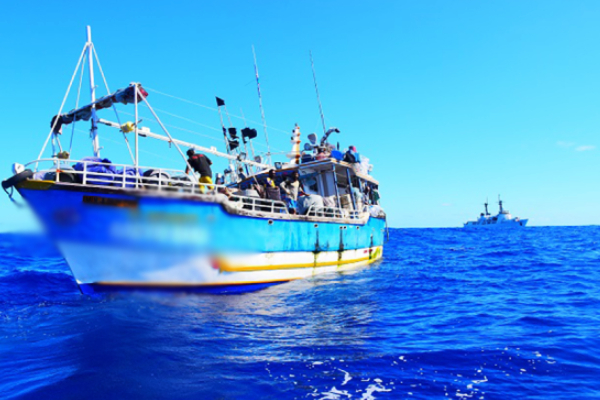 நெடுந்தீவு கடற்பரப்பில் 10 இந்திய கடற்றொழிலாளர்கள் கைது | 10 Indian Fishermen Arrested For Delft Island