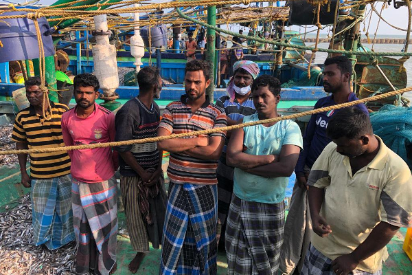 43 இந்திய மீனவர்கள் கைது: டக்ளஸுக்கு அழுத்தம் கொடுக்கும் வடக்கு கடற்றொழிலாளர்கள் | Indian Fishers Arrest Sirlanka Beach Douglas 43 இந்திய மீனவர்கள் கைது: டக்ளஸுக்கு அழுத்தம் கொடுக்கும் வடக்கு கடற்றொழிலாளர்கள் | Indian Fishers Arrest Sirlanka Beach Douglas