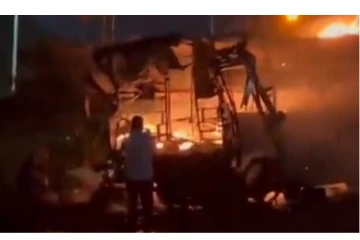 மகாராஷ்டிராவில் சுற்றுலாப் பேருந்து திடீர் தீ விபத்து - 10 பேர் மரணம் - வைரலாகும் அதிர்ச்சி வீடியோ