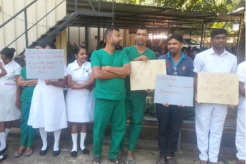 கந்தளாய் தள வைத்தியசாலை ஊழியர்களின் கவனயீர்ப்பு ஆர்ப்பாட்டம்(Photos)