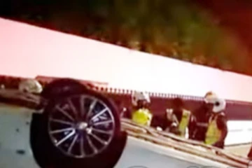 අධික වේගයෙන් ගිය සුපිරි මෝටර් රථය පෙරළී ගිනිගනී..!