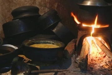 "ගෑස් වෙනුවට දර භාවිත කිරීමෙන් ආයු කාලය වැඩි වෙනවා" - ප්‍රබලයෙක් කීව දර ගැන කතාව..