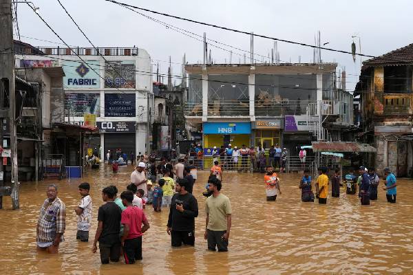 பெருவெள்ளத்தில் தத்தளிக்கும் ஆசிய நாடொன்று... 300 கடந்த இறப்பு எண்ணிக்கை | Indonesia Flood Death Toll Climbs