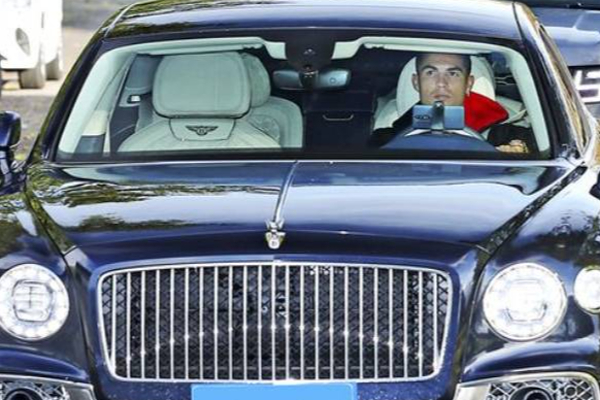 பிரித்தானியாவில் பெற்றோலுக்காக 7 மணித்தியாலம் காத்திருந்த பிரபல கால்பந்து வீரர்! | Football Player Waited 7 Hours Petrol In Britain