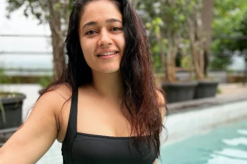 பூனம் பஜ்வா நீச்சல் உடையில் எல்லைமீறும் கவர்ச்சி போட்டோஷூட்