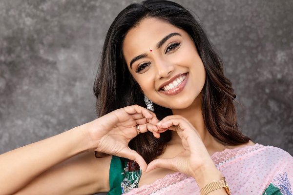 நீச்சல் உடையில் விஜய்யின் GOAT பட ஹீரோயின்.. மீனாட்சி சவுத்ரி ஹாட் புகைப்படம் | Meenaakshi Chaudhary Swimsuit Photo