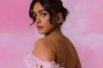 சீதா ராமம் பட நடிகையா இது? படுகிளாமர் போட்டோஷூட்