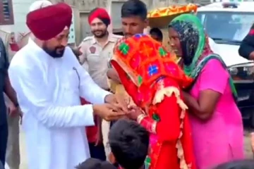 சாலையில் திருமண ஜோடியை பார்த்த முதல்வர்: மணமகளுக்கு கொடுத்த பரிசு