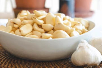 பூண்டை பச்சையாக சாப்பிட்டால் என்ன நடக்கும்? இவ்வளவு மோசமான ஆபத்துக்களை ஏற்படுத்துமா?