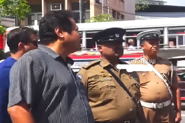 நுகேகொடை பேரணி ஒலிபெருக்கிகள் அகற்றம் ; பொலிஸார் அதிரடி! | Nugegoda Rally Loudspeakers Removed நுகேகொடை பேரணி ஒலிபெருக்கிகள் அகற்றம் ; பொலிஸார் அதிரடி! | Nugegoda Rally Loudspeakers Removed