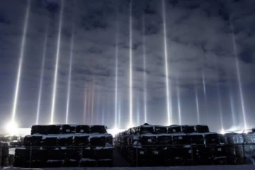 கனடாவில் இரவு வேளைகளில் வானத்தில் தோன்றும் பிரம்மாண்டமான ஒளி தூண்கள்!