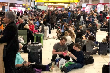 பிரித்தானியாவில் திடீரென இரத்து செய்யப்பட்ட விமானங்கள் - விமான நிலையங்களில் குவிந்துள்ள மக்கள்