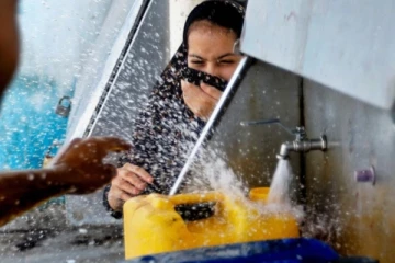 காசாவிற்கான தண்ணீர் குழாய்களை திறந்துவிட்ட இஸ்ரேல்: ஐ.நா நிவாரண முகாம் மீது தாக்குதல்