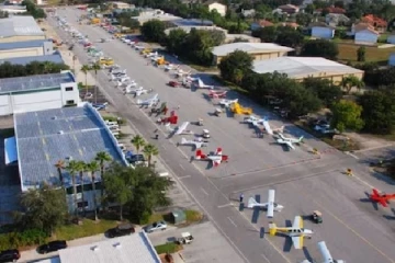 ஒவ்வொரு வீட்டிலும் விமானம் - சொகுசாக வாழும் மக்கள்