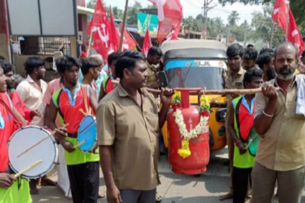 சிலிண்டருக்கு இறுதி ஊர்வலம் நடத்தி நூதன போராட்டம் நடத்திய கம்யூனிஸ்ட் கட்சியினர் | Cylinder Gas Protest Alanganallur