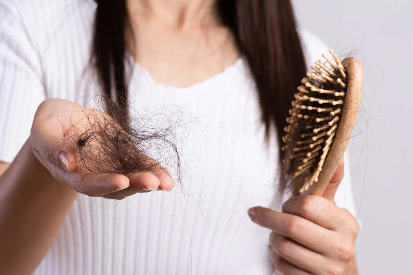 முடி தாறுமாறாக கொட்டுகின்றதா? இதை மட்டும் செய்தாலே போதும் | Some Natural Remedies To Prevent Hair Fall