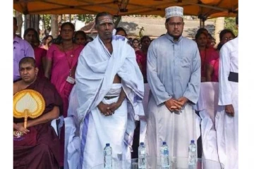 இலங்கையில் தேசிய கீதம் இசைக்கப்பட்டபோது எழுந்து நிற்க மறுத்த பிக்குவால் எழுந்த சர்ச்சை