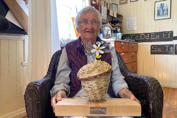 98 வயதில் சாதனை படைத்த கனடிய மூதாட்டி | 98 Year Old N S Woman Defends