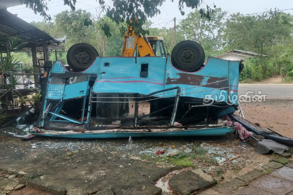 குறுக்கே வந்த காட்டு மானால் விபத்திற்குள்ளான பேருந்து : திருகோணமலையில் சம்பவம் | Kadhalai Akpopuram Bus Accident
