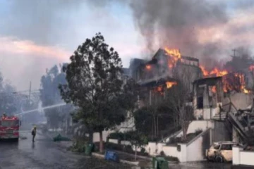 லாஸ் ஏஞ்சல்ஸில் வேகமாக பரவும் காட்டுத்தீ: 5 பேர் உயிரிழப்பு... அவசரநிலை பிரகடனம்!