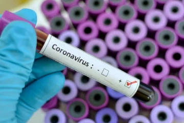 கொரோனா தொற்றிய யுவதி காதலனுடன் விடுதியில்