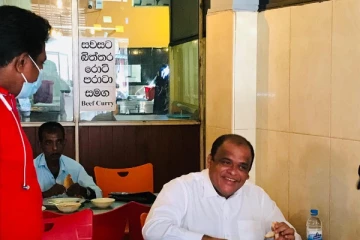 මෙරට ධනවත්ම ව්යාපාරිකයා පාර අයිනේ කුඩා බේකරියකින් කෑම ගන්නා අයුරු සමාජ මාධ්යය කලඹවයි..(PHOTOS)