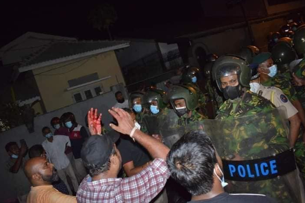 நள்ளிரவு தாண்டி தொடரும் ஆர்ப்பாட்டம்: அதிர்ச்சியை ஏற்படுத்தும் புகைப்படங்கள்! | Gotabaya House Colombo Portest Public Police Army நள்ளிரவு தாண்டி தொடரும் ஆர்ப்பாட்டம்: அதிர்ச்சியை ஏற்படுத்தும் புகைப்படங்கள்! | Gotabaya House Colombo Portest Public Police Army