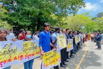 பயங்கரவாதத் தடைச்சட்டத்துக்கு எதிராக கொழும்பு நீதிமன்றத்துக்கு முன்பாக கையெழுத்து போராட்டம் (photos)