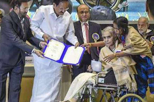 பழம்பெரும் இந்தி நடிகை சுரேகா சிக்ரி மாரடைப்பால் காலமானார்! | Bollywood Actor Passed Away Hearattack