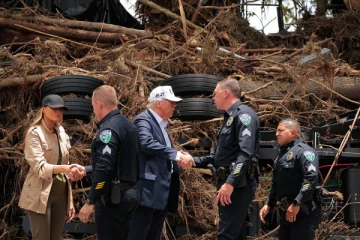 பெரும் அழிவை ஏற்படுத்திய டெக்சாஸ் பகுதியை பார்வையிட்ட ஜனாதிபதி ட்ரம்ப்