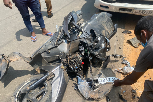 யாழ்ப்பாணத்தில் இடம்பெற்ற கோர விபத்து- ஸ்தலத்தில் ஒருவர் பலி | Motorcycle Collides Head On With Lorry