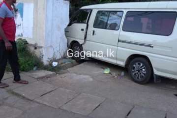 වෑන් රථයක් තාප්පයක ගැටී 06ක් රෝහලට යවයි.(PHOTOS)