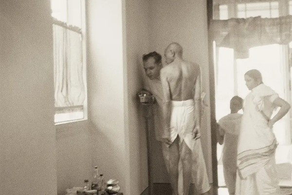 மகாத்மாவின் மறுபக்கம்.. வரலாற்றில் மறைக்கப்பட்ட திடுக்கிடும் உண்மைகள் | Mahatma Gandhi Celibacy Test History மகாத்மாவின் மறுபக்கம்.. வரலாற்றில் மறைக்கப்பட்ட திடுக்கிடும் உண்மைகள் | Mahatma Gandhi Celibacy Test History