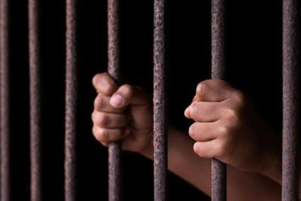 வைத்தியசாலையில் இருந்து கம்பிநீட்டிய கைதி | A Prisoner Strung Out From The Hospital