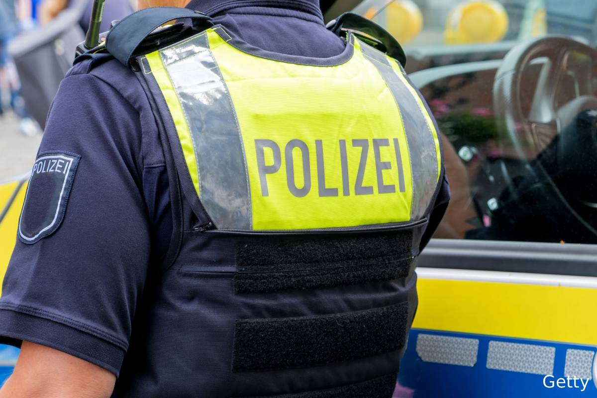 ஜேர்மன் பள்ளி ஒன்றிலிருந்து பொலிசாருக்கு வந்த வித்தியாசமான அழைப்பு | 7 Year Old Flashes 5 000 Euro At Germany School