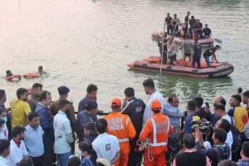 பள்ளி மாணவர்களுடன் நீரில் கவிழ்ந்த சுற்றுலா படகு: குஜராத்தில் 12 மாணவர்கள், 2 ஆசிரியர்கள் உயிரிழப்பு